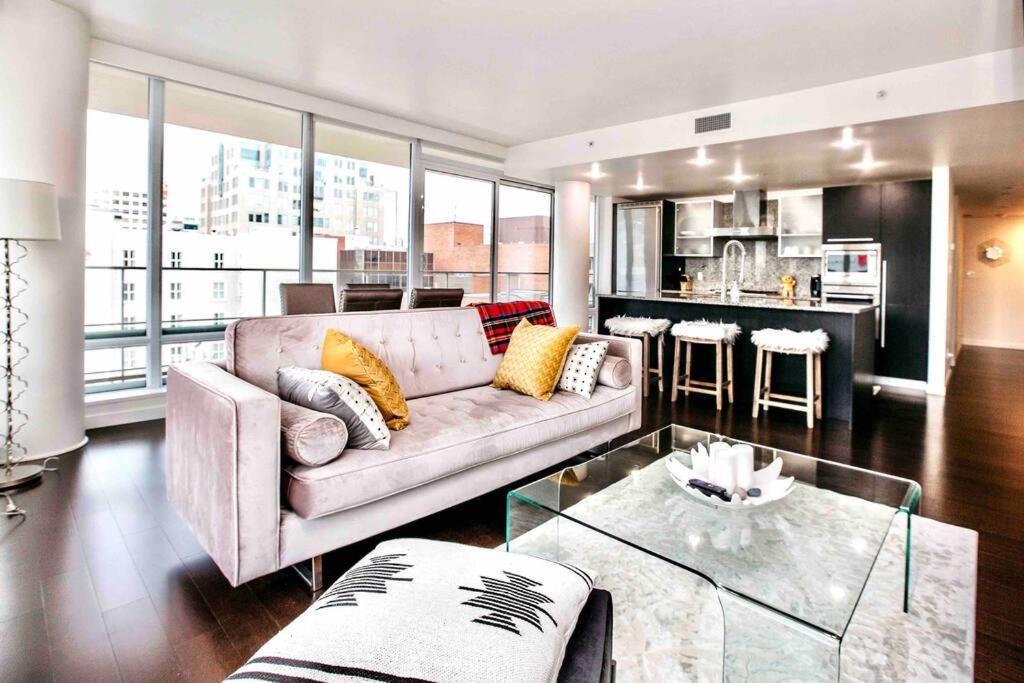 Victoria'S Best Location 2 Bedroom Luxe Condo Exterior photo