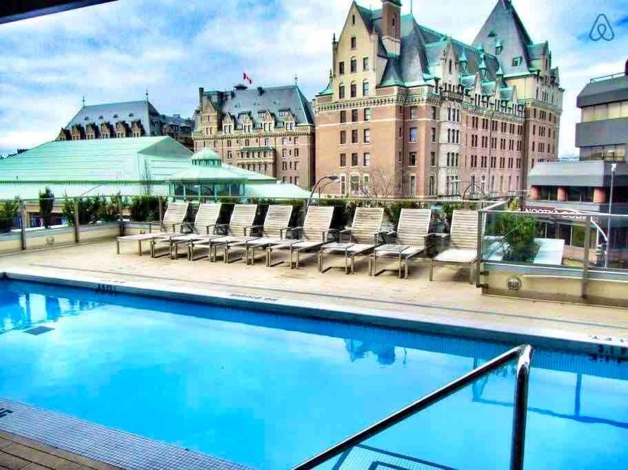 Victoria'S Best Location 2 Bedroom Luxe Condo Exterior photo