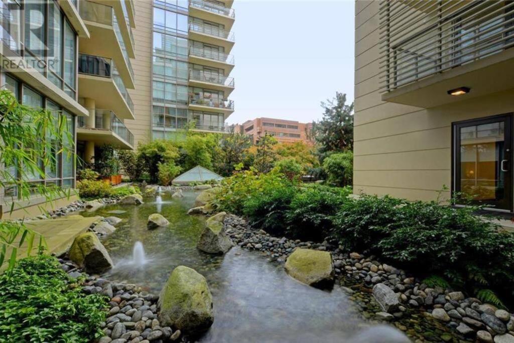 Victoria'S Best Location 2 Bedroom Luxe Condo Exterior photo