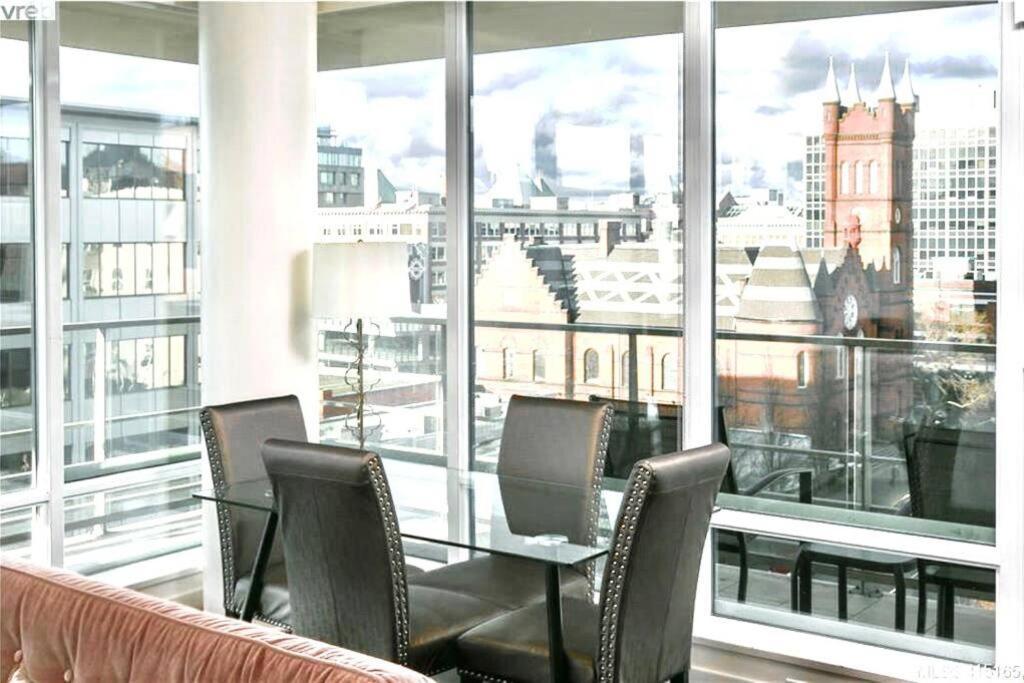 Victoria'S Best Location 2 Bedroom Luxe Condo Exterior photo