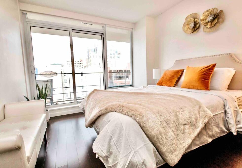 Victoria'S Best Location 2 Bedroom Luxe Condo Exterior photo